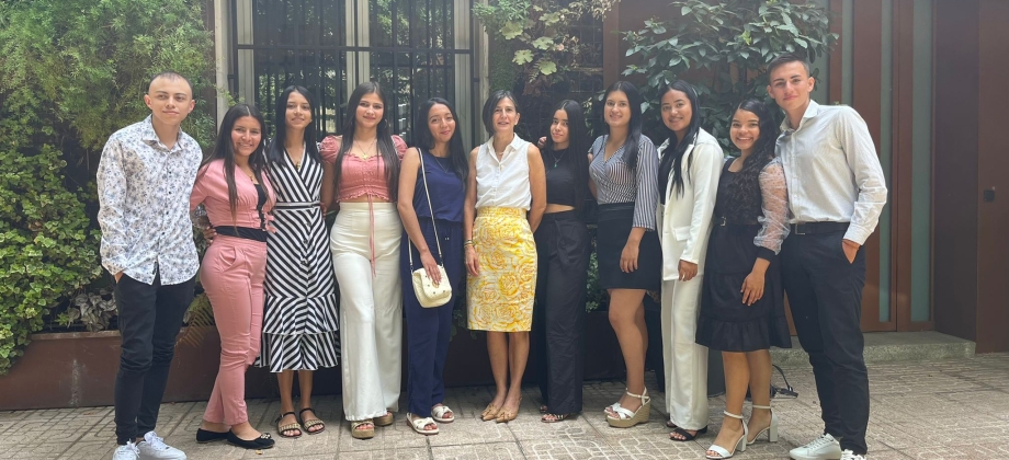 Becarios colombianos de la Fundación BBVA visitaron la  Embajada de Colombia en España